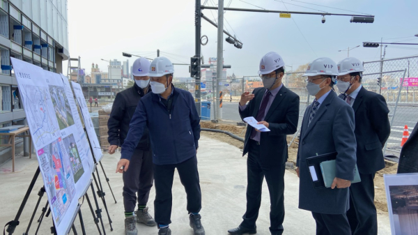 신동헌 천안시 부시장이 도시재생사업 현장을 방문해 진행상황을 점검하고 있다.
