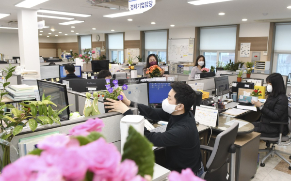 관내 화훼농가와 화원(소상공인)을 돕고자 진행한 새봄맞이 사무실 환경 정비 활동 모습