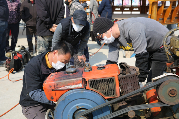 지난 7일 이원면 포지3리 다목적회관에서 진행된 농기계 수리교육 모습.