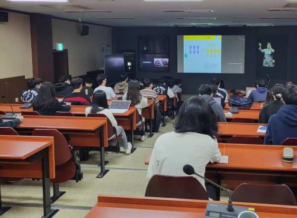 을지대학교 의정부캠퍼스의 교수 강의 모습이 홀로그램으로 보이는 대전캠퍼스 강의실 현장.