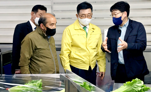 만인산농협 농산물산지유통센터 방문 현장 사진 * 한국농수산식품유통공사 김춘진 사장(우측 2번째), 만인산농협 전순구 조합장(좌측 2번째)