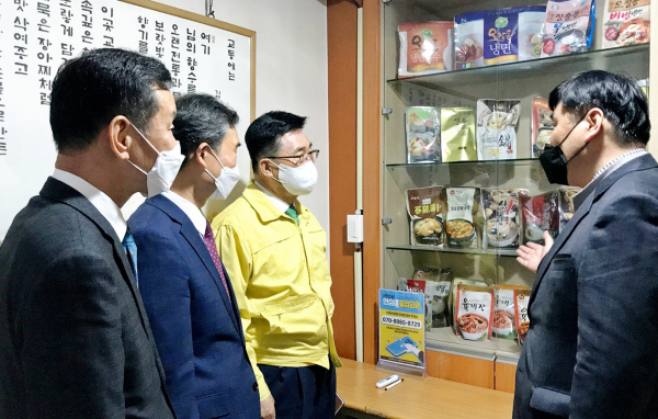 ㈜교동식품 방문 현장 사진 * 한국농수산식품유통공사 김춘진 사장(좌측 3번째), ㈜교동식품 김병국 대표(좌측 2번째)