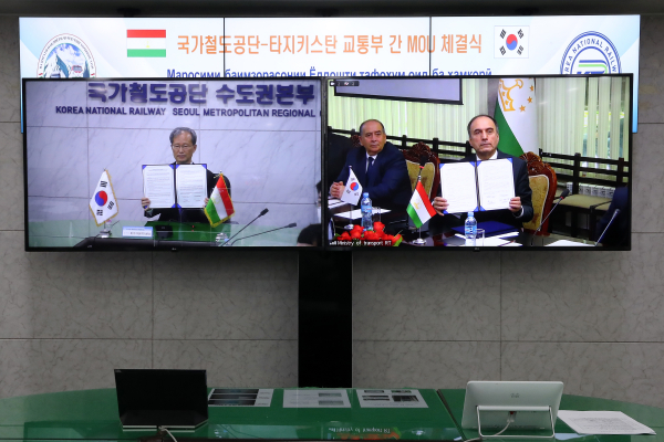 김한영 이사장(왼쪽 화면)과 타지키스탄 아짐 이브로힘(Azim Ibrohim, 오른쪽 화면) 교통부장관이 14일(월) 화상으로 협약을 체결하고 기념촬영을 하고있다.