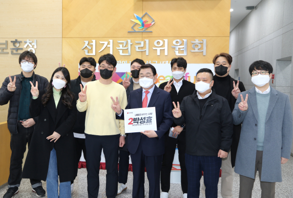 국민의힘 박성효 전 대전시장이 15일 대전시장 선거 예비후보 등록을 마친 뒤 대전지역 청년들과 함께 필승의지를 다지고 있다.
