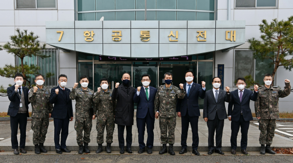 공군 제7항공통신전대 방문 현장 사진 * 한국농수산식품유통공사 김춘진 사장(우측 6번째)