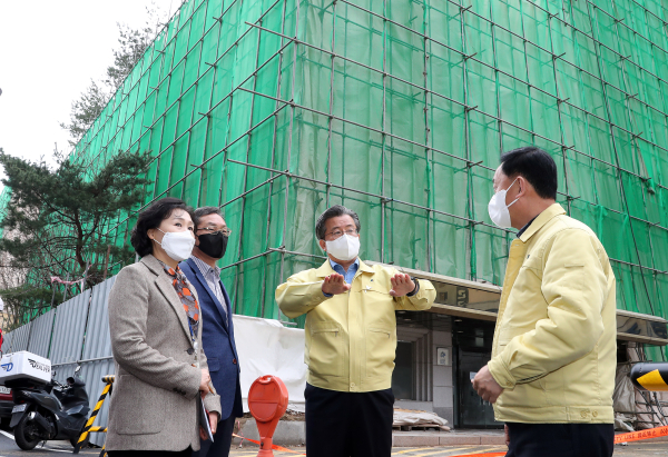 지난 14일 유성구가 봉명동 일원에서 대규모 건축물 해체공사 현장 안전점검 실시 모습