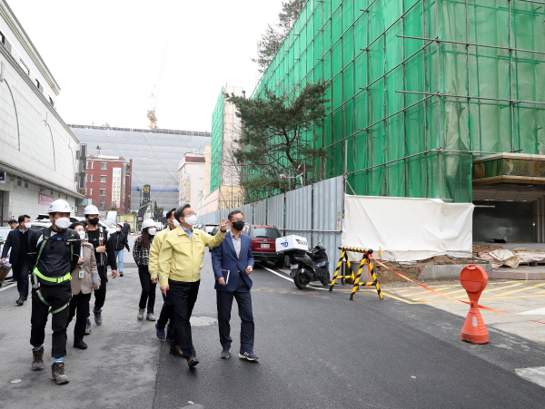 지난 14일 유성구가 봉명동 일원에서 대규모 건축물 해체공사 현장 안전점검 실시 모습