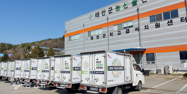 태안읍에 위치한 학교급식지원센터 전경 및 배송 작업 모습.