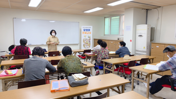 지난해 성인문해교육 지원사업으로 추진한 담쟁이 한글교실 교육 장면