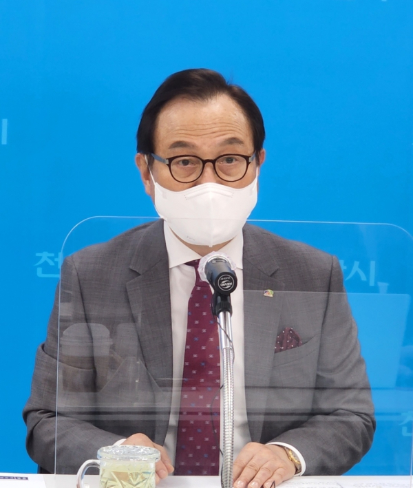 충남 재난지원금에 70억원 시비 추가 지원 발표를 하는 박상돈 천안시장