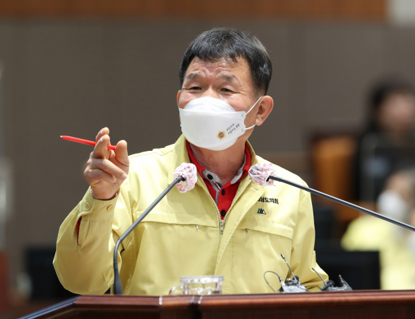 충남도의회 정광섭 의원이 도정질문을 하고 있다./충남도의회 제공