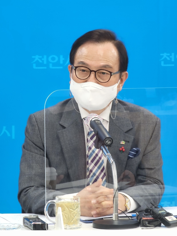 '천안형 환승할인제'에 대해 브리핑하는 박상돈 천안시장