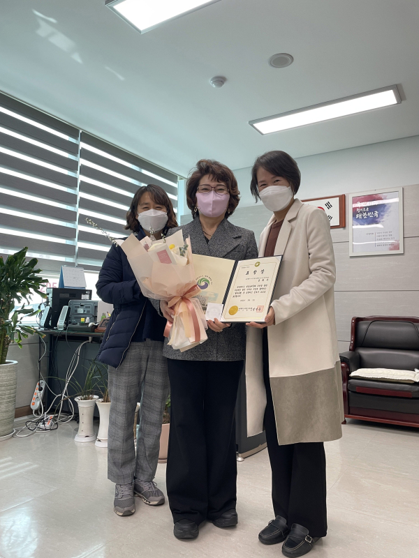 복수동 행정복지센터에서 지방세 유공납세자 표창장 전수 사진