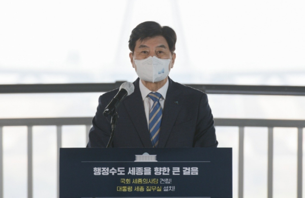 브리핑 하는 이춘희 세종시장