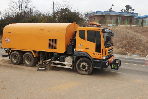 노면청소차량이 16일 해미면 일대를 청소하는 모습