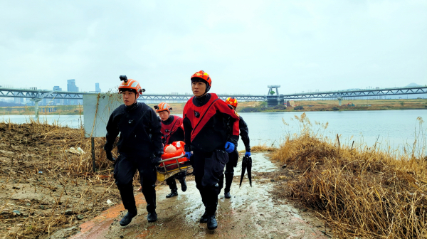세종소방서는 17일 금강보행교에서 특별구조훈련을 실시했다.