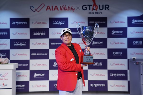 지난 19일  ‘2022 AIA 바이탈리티 GTOUR 남자대회 3차 결선 시상식에서 우승자 금동호가 우승 기념 포즈를 취하고 있다