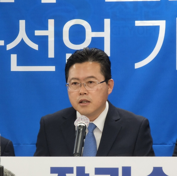 천안시장 출마를 선언하는 장기수 특별위원