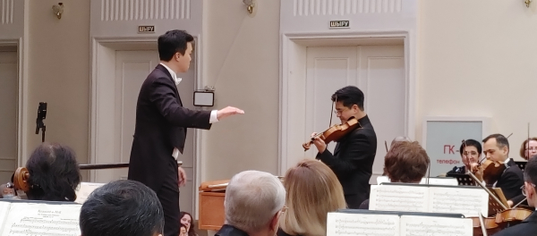 카라간다 심포니 오케스트라 연주 모습.