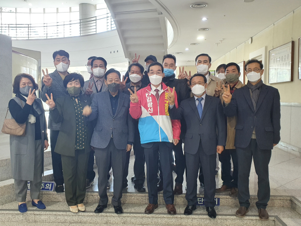 김광신 전 대전 중구 부구청장이 중구청장 출마회견 이후 지지자들과 기념촬영을 하고 있다.