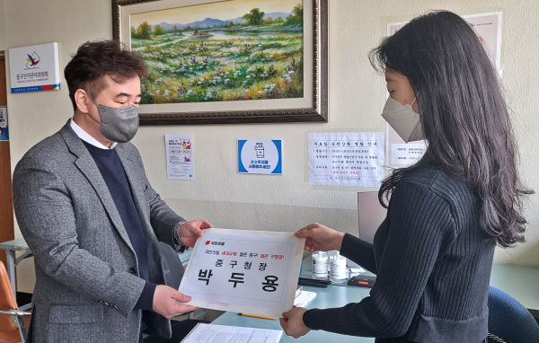 국민의힘 박두용 전 윤석열 선대위 대전 종합상황실장이 선관위를 찾아 예비후보로 등록하고 있다.