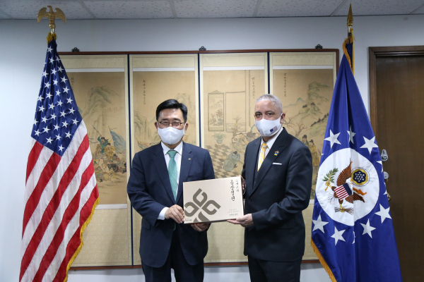 한국농수산식품유통공사-주한미국대사관 업무협의  * 김춘진 한국농수산식품유통공사 사장(좌측), 크리스토퍼 델 코르소 대사대리(우측)
