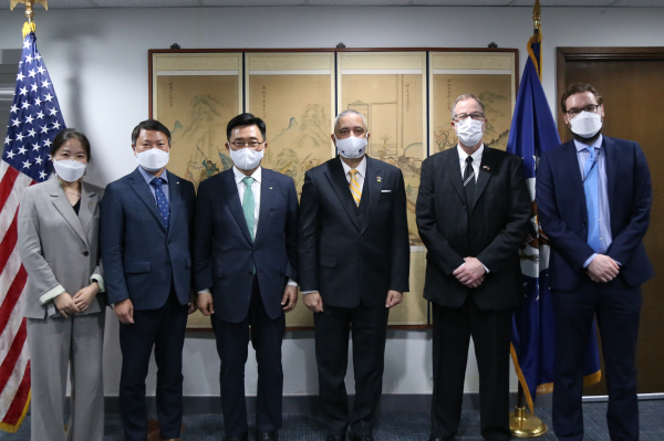 한국농수산식품유통공사-주한미국대사관 업무협의  * 김춘진 한국농수산식품유통공사 사장(좌측3번째), 크리스토퍼 델 코르소 대사대리(우측3번째)