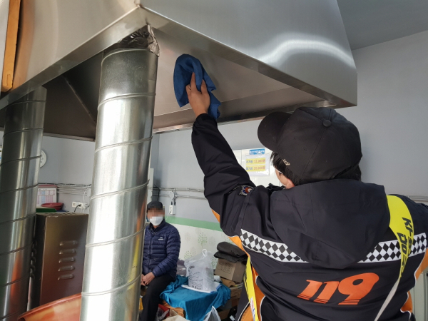 기름찌꺼기 환경 점검 장면