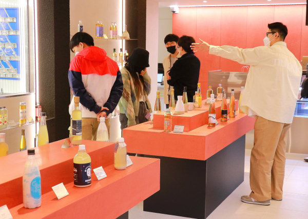 맥키스컴퍼니가 어은동에 오픈한 전통주 바틀샵&도심 속 양조장 ‘누룩(nulook)’