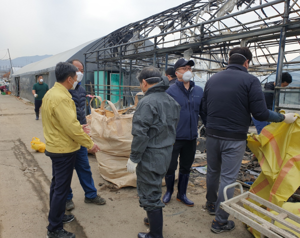 화재 현장 피해 점검 (왼쪽 첫번째 : 정낙선 본부장)