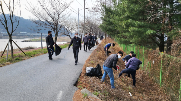 대전시설관리공단 직원들이 세계 물의 날을 맞아 갑천변 환경정화활동을 하고 있다.