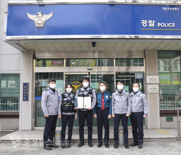 윤소식 대전경찰청장은 24일 유성경찰서 유성지구대를 방문해 살인미수 피의자를 검거한 서수원 순경을 포상하고 격려했다.