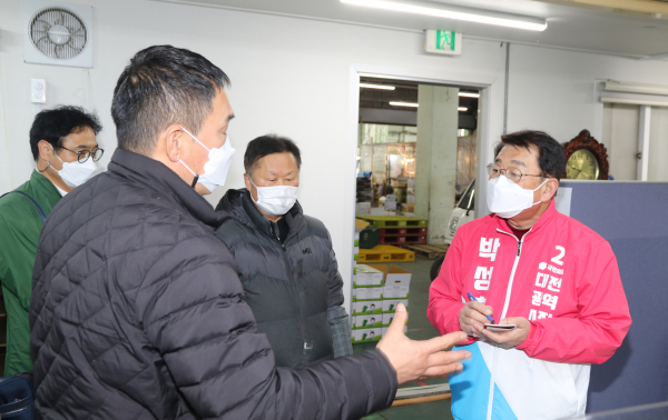 24일 노은농수산물도매시장을 찾은 국민의힘 박성효 대전시장 예비후보가 시민들의 목소리를 경청하며 주요 내용을 메모하고 있다.