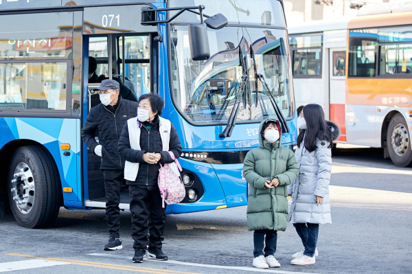 아산 시내버스를 이용 중인 시민들