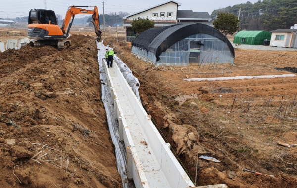 주민숙원사업(합덕읍 덕곡리 농업용 용.배수로 벤치플륨관 시공 사진)
