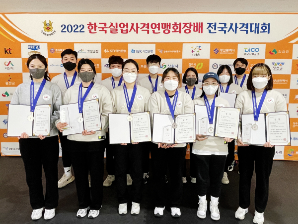 서산시청 사격팀이 24일 ‘2022 한국실업사격연맹회장배 전국사격대회’ 메달 획득 기념 단체사진찍는 모습