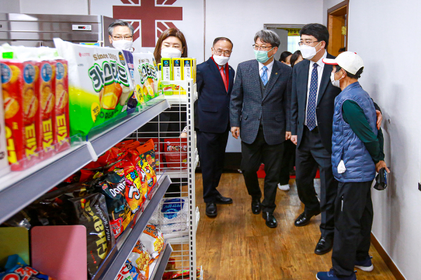 맹정호 서산시장이 28일 서산행복나눔푸드마켓 개소식 후 내부를 점검하는모습