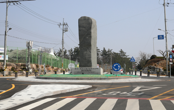 태안읍 태안군민체육관 인근 로터리에 위치한 광개토대왕비.