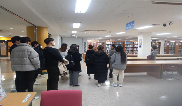 28일 신입생을 대상으로 도서관 시설 이용방법 및 대출 방법 등을 설명하고 있다