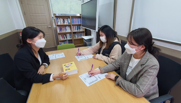 목원대 대학일자리플러스본부 상담실에서 취업지원관이 학생들에게 진로직업 관련 지도를 하고 있다.