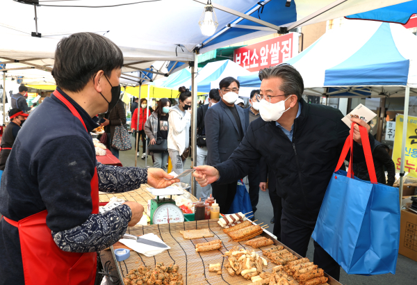 골목형상점가 1호로 지정된 유성시장 장보기행사에 정용래 유성구청장이 방문하여 상인들을 격려하였다,