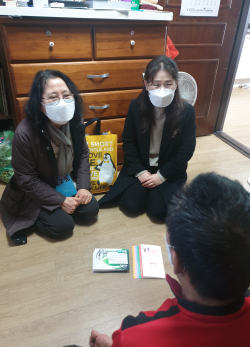 법2동 맞춤형복지팀이 1인가구에 방문해 안부확인을 하고 있다