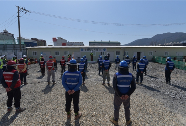 윤혁천 영남본부장(단상 위)이 29일 경부선 동대구∼경산역간 중산지하차도 신설공사 현장에서 ‘안전점검의 날’ 행사 진행