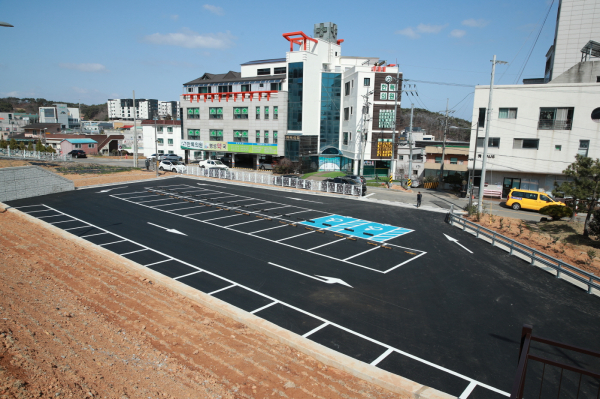 지난 29일 안면읍 승언리에서 열린 안면도수산시장 주차장 준공 모습.