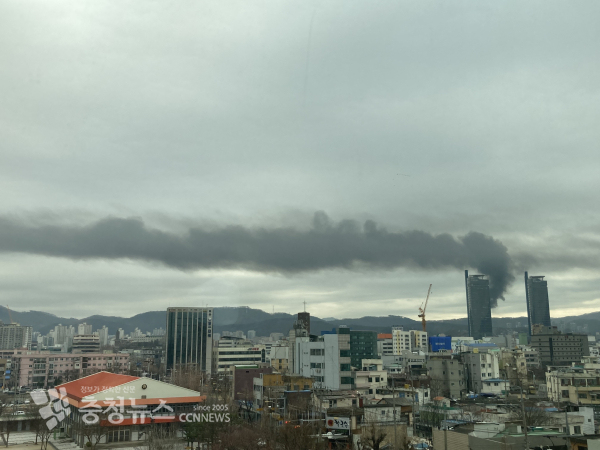 30일 오전 9시 34분경 발생한 화재로 인해 검은 연기가 피어 오르고 있다.
