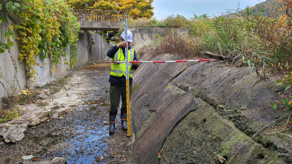 공사는 재해대응 체계가 미약한 지자체 시설물을 대상으로 365일 긴급 무상점검을 지원하며 ESG경영을 실천하고 있다(사진은 저수지 물넘이 외관조사 모습)