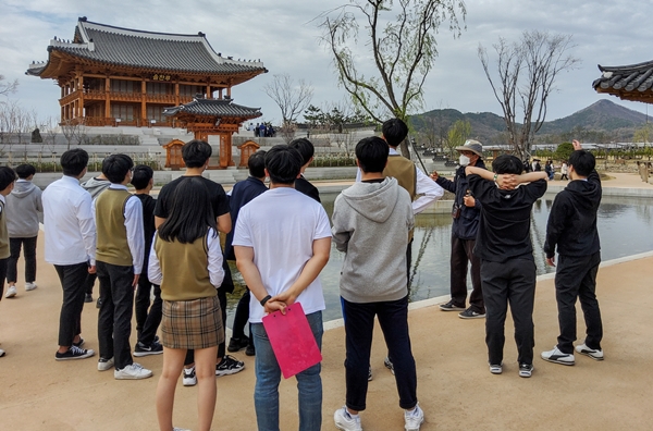세종시 문화관광해설사가 학생들에게 설명하는 모습