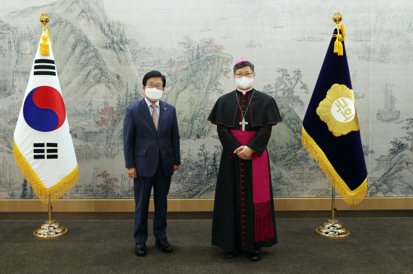 박병석 국회의장은 30일 국회접견실에서 정순택 가톨릭 서울대교구 교구장을 만났다.