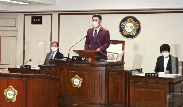제241회 임시회 폐회사 하는 김연수 의장