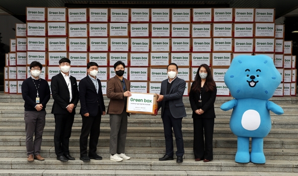 한국원자력연구원 정지영 부원장이 조윤찬 옷캔 대표에게 그린박스를 전달하고 있다